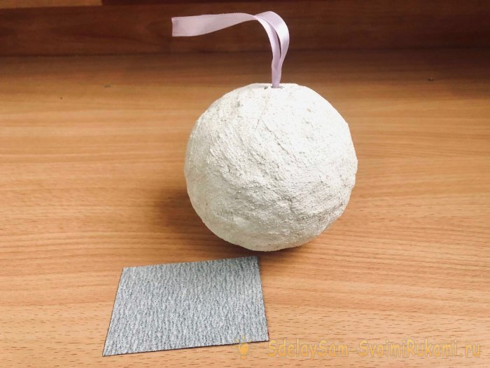 Ёлочный шар из упаковки от яиц