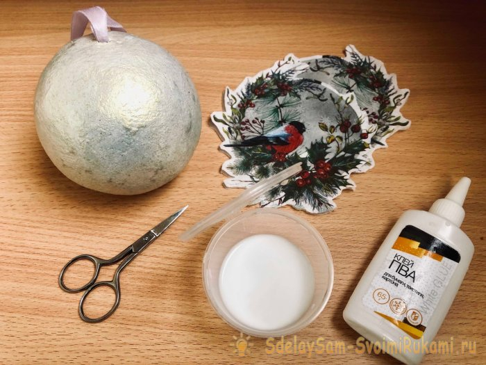 Ёлочный шар из упаковки от яиц