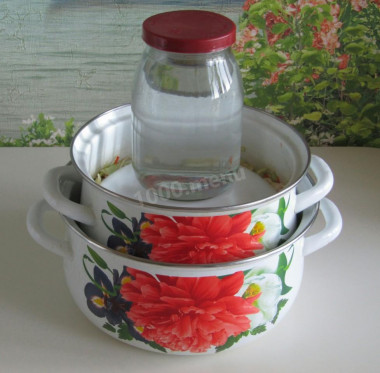 Хрустящая квашенная капуста в банке на зиму