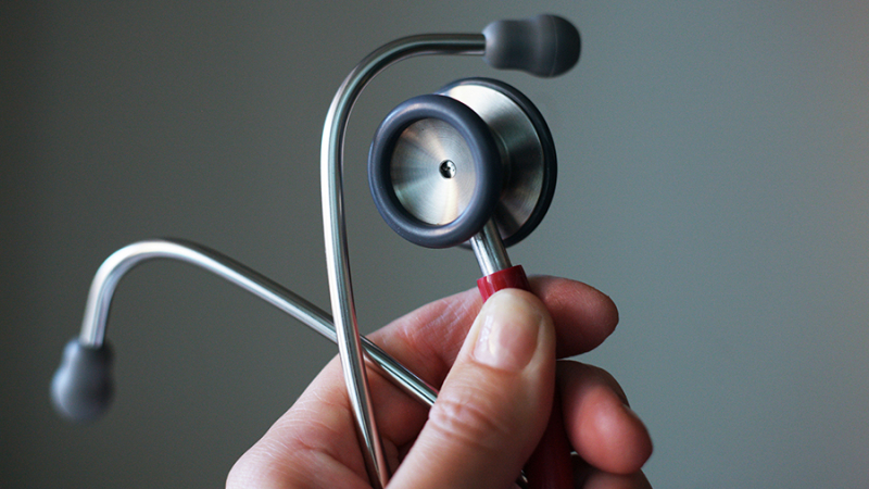 Адвокат указала на опасность услуг медработника на фрилансе