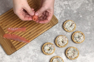 Тарталетки с творожным сыром и красной рыбой