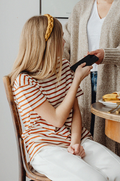 Делают все, что говорят друзья, и не отлипают от телефонов: гайд по мирному решению конфликтов для родителей подростков