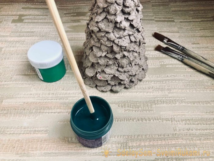 Новогодняя елочка из упаковки для яиц