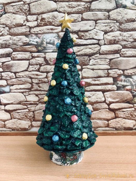 Новогодняя елочка из упаковки для яиц