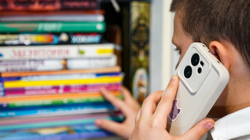 Психолог объяснила увеличение количества звонков детей на телефон доверия