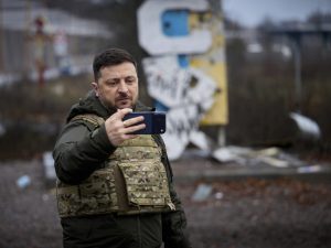 Дрон РФ разоблачил селфи Зеленского на фоне стелы Купянска (ФОТО)