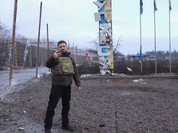 Дрон РФ разоблачил селфи Зеленского на фоне стелы Купянска (ФОТО)