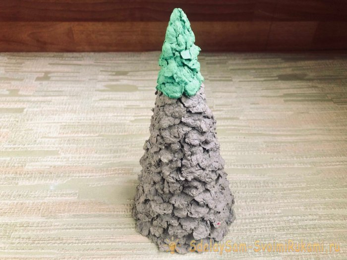 Новогодняя елочка из упаковки для яиц