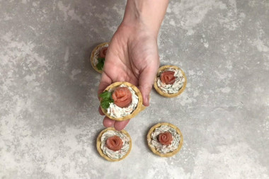 Тарталетки с творожным сыром и красной рыбой