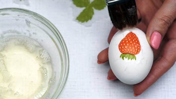 Без наклеек и красителей: копеечный способ украсить яйца на Пасху. Получится у каждого