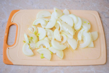 Печень с луком на сковороде