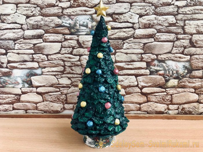 Новогодняя елочка из упаковки для яиц