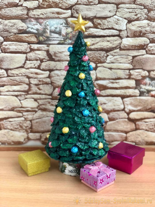 Новогодняя елочка из упаковки для яиц