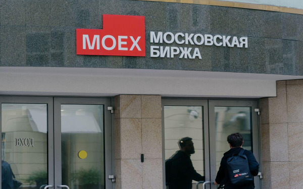 
                    Индекс Мосбиржи упал, а нефть выросла на планах США ввести новые санкции
                