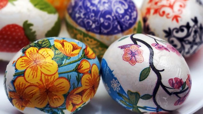 Без наклеек и красителей: копеечный способ украсить яйца на Пасху. Получится у каждого