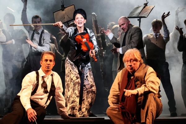 На сцене весь &laquo;Ленком&raquo;: Панков представил свой первый спектакль в качестве худрука