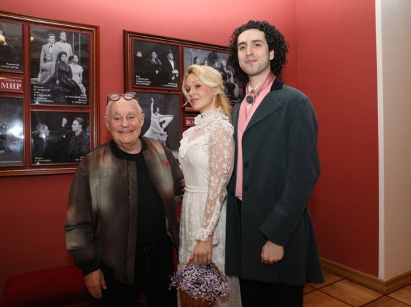 Русский театр из Бишкека наградили фарфоровой статуэткой, изображающей мима