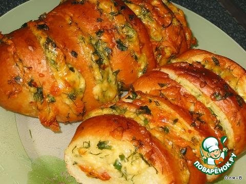 Запеченный батон с сыром и чесноком