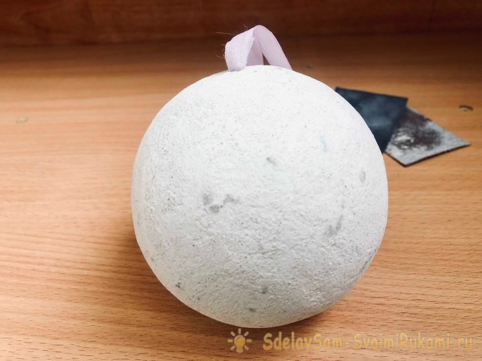 Ёлочный шар из упаковки от яиц