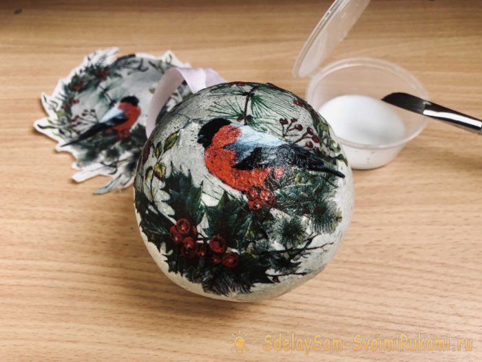 Ёлочный шар из упаковки от яиц
