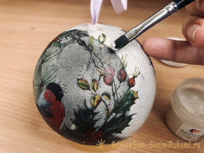 Ёлочный шар из упаковки от яиц