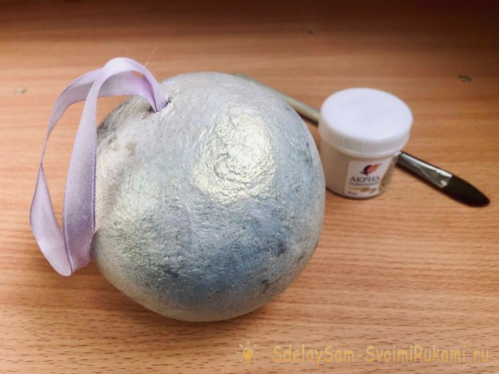 Ёлочный шар из упаковки от яиц