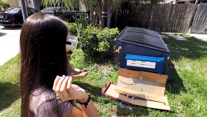 Эксперимент: кусочек свечи легко разбивает то, что не разобьет молоток