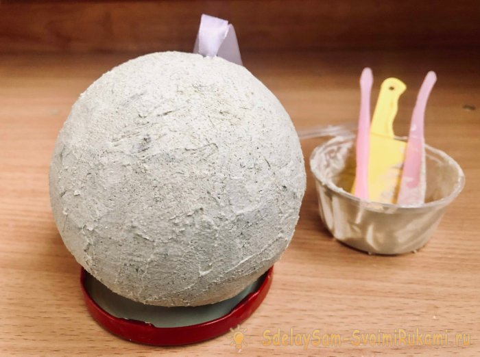 Ёлочный шар из упаковки от яиц