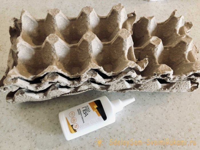 Ёлочный шар из упаковки от яиц