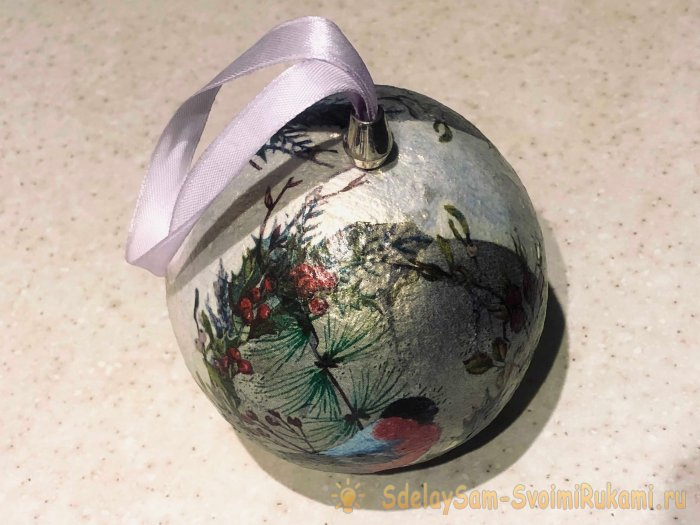 Ёлочный шар из упаковки от яиц