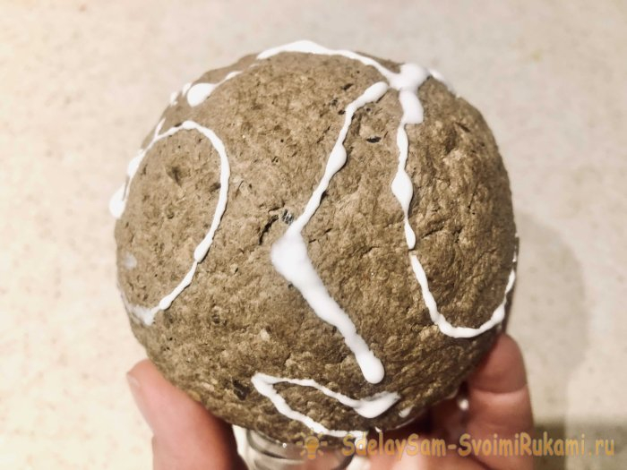 Ёлочный шар из упаковки от яиц