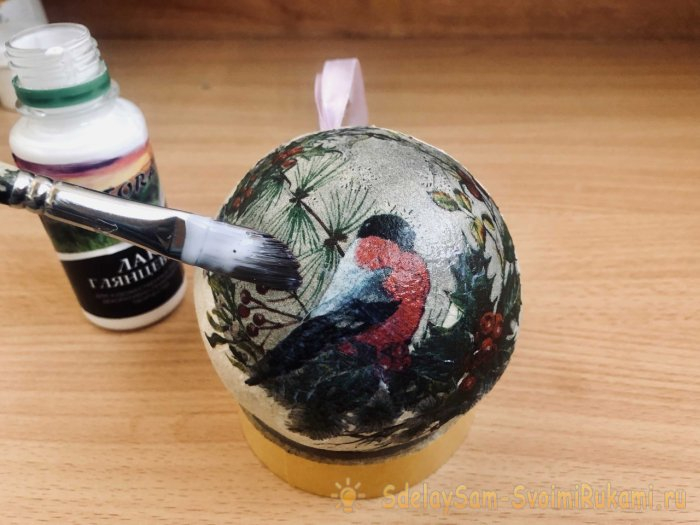 Ёлочный шар из упаковки от яиц