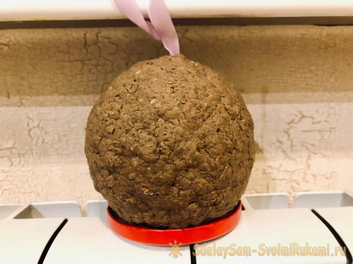 Ёлочный шар из упаковки от яиц