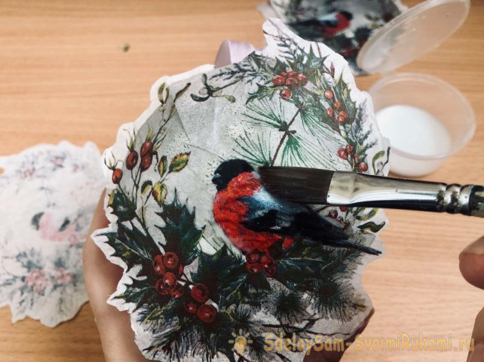 Ёлочный шар из упаковки от яиц