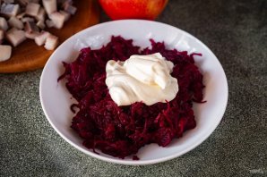 Селедка под шубой с яблоками