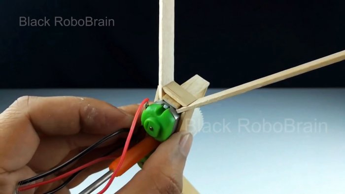 Как сделать рабочий двухвинтовой вертолет на обычных моторчиках от игрушек
