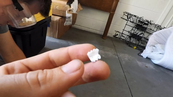 Эксперимент: кусочек свечи легко разбивает то, что не разобьет молоток