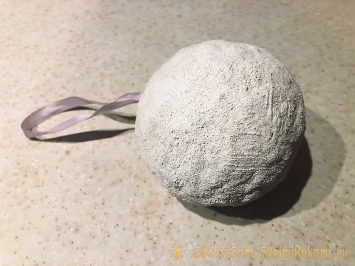 Ёлочный шар из упаковки от яиц